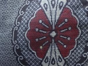 アンティーク　変わり華紋模様織り出し本場正藍泥染大島紬着物(割り込み絣)